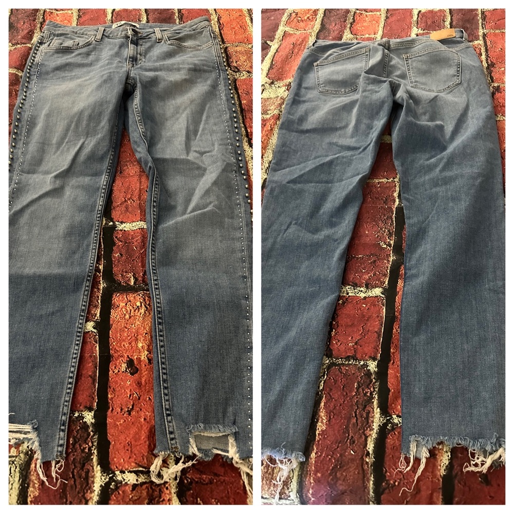 Zara jeans with faux crystals size 8 B305
Inseam 27”